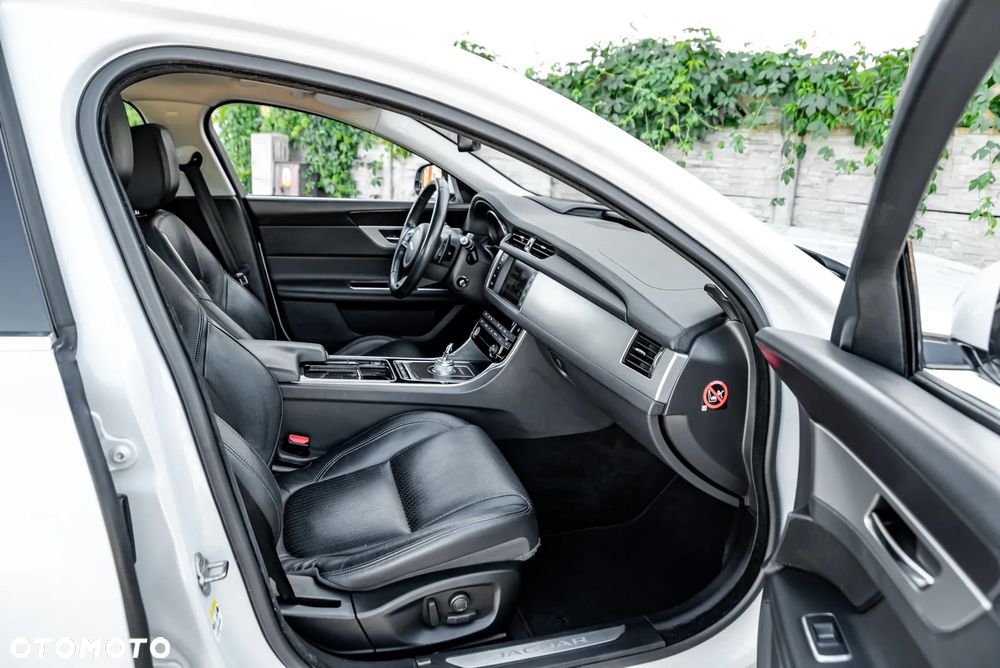 Jaguar XF 20d Prestige - 28