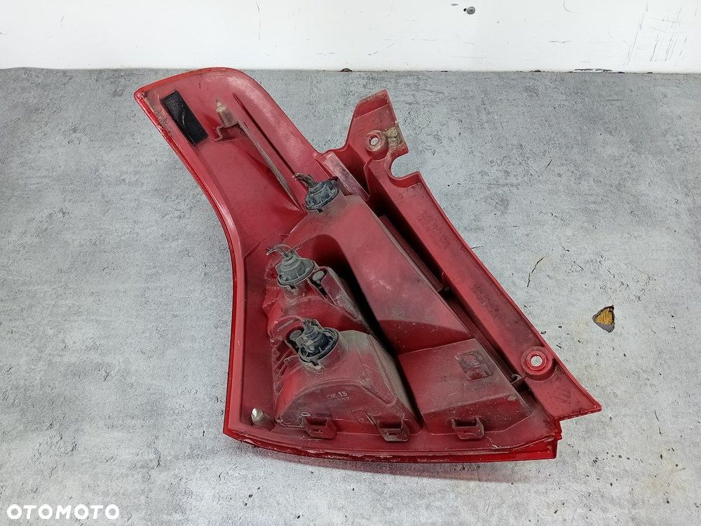 LAMPA TYLNA PRAWA SUZUKI SWIFT IV HATCHBACK - 2