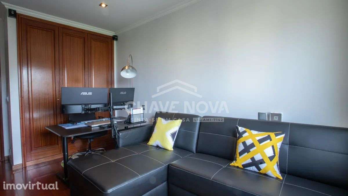 LA-Apartamento T2 com Varanda e Garagem Box
Vila Nova de Gaia, Porto - Grande imagem: 2/29