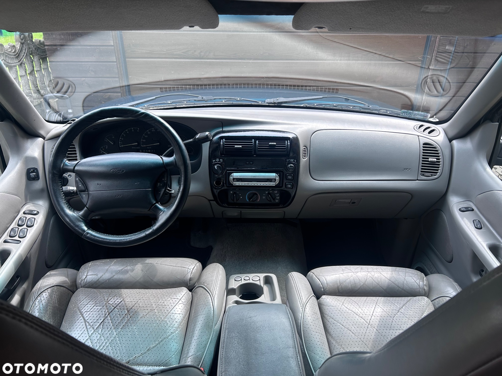 Ford Explorer Standard - 8