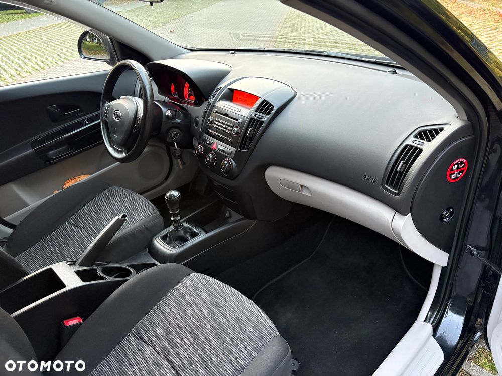 Kia Ceed - 21