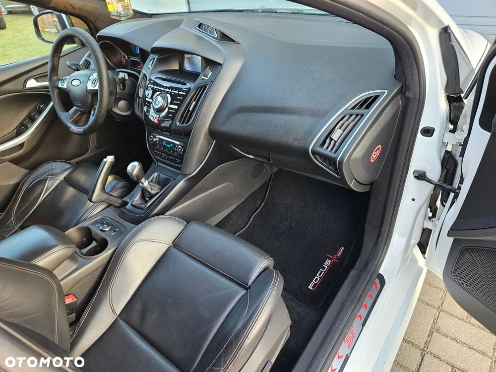Ford Focus 2.0 EcoBoost ST mit Leder-Sport-Paket - 9
