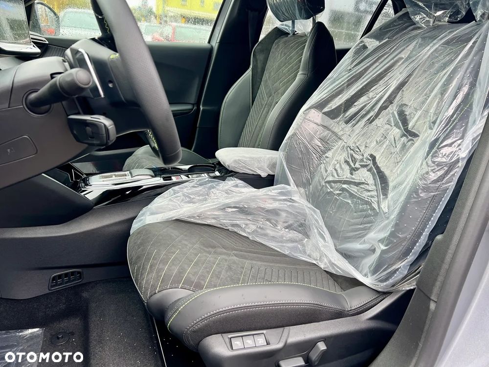 Peugeot 2008 PureTech mHEV GT e-DCS6 - 11