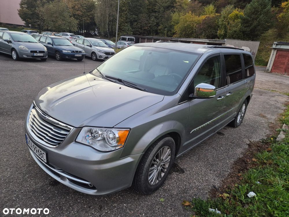 Chrysler Town & Country - 7