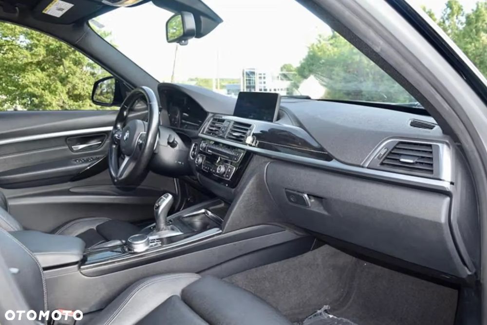 BMW Seria 3 330i xDrive - 14