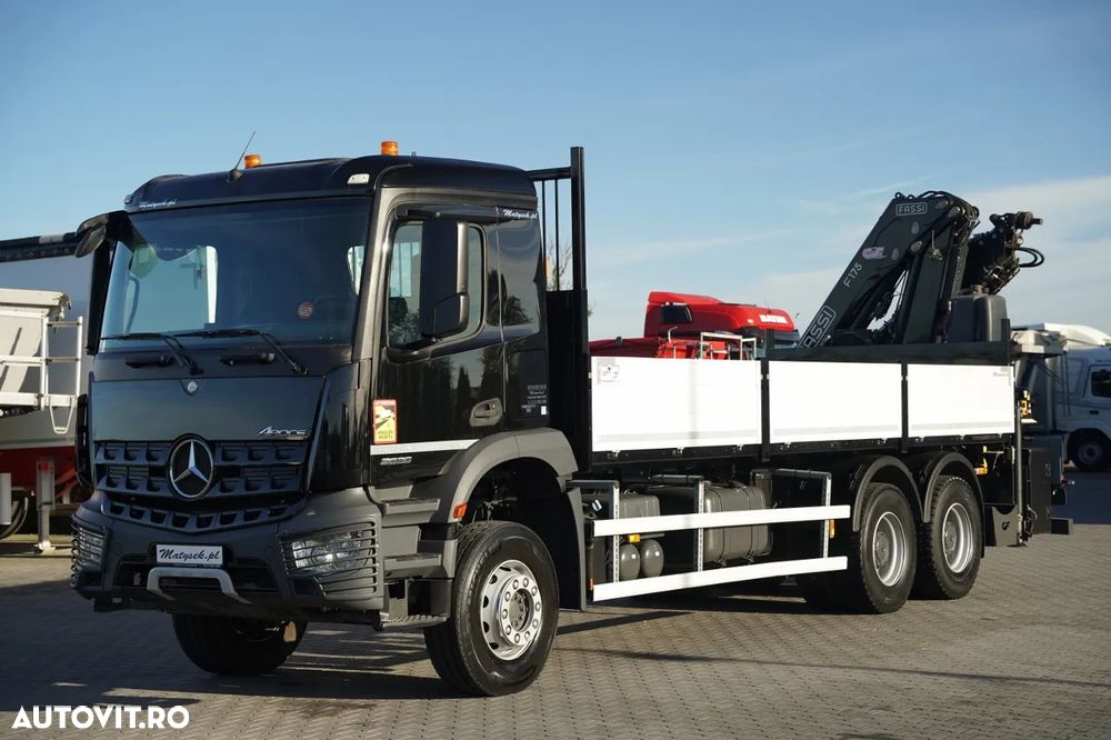 Mercedes-Benz AROCS 2636 / 6x4 / CAROSERIE BALANȚĂ - 6,8 M / MACARA FASSI F175A.2.23 / CAPACITATE MAXIMĂ DE RIDICARE: 5.100 KG / ROTATOARE / TELECOMANDĂ / PODEA RESISTENTĂ / TRANSMISIE AUTOMATĂ - 9