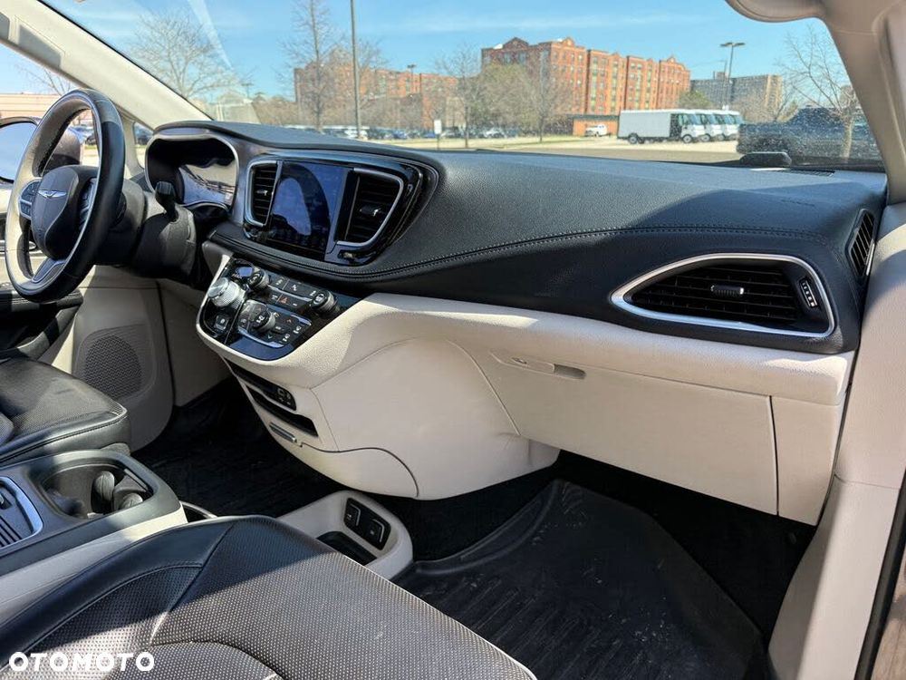 Chrysler Pacifica - 11