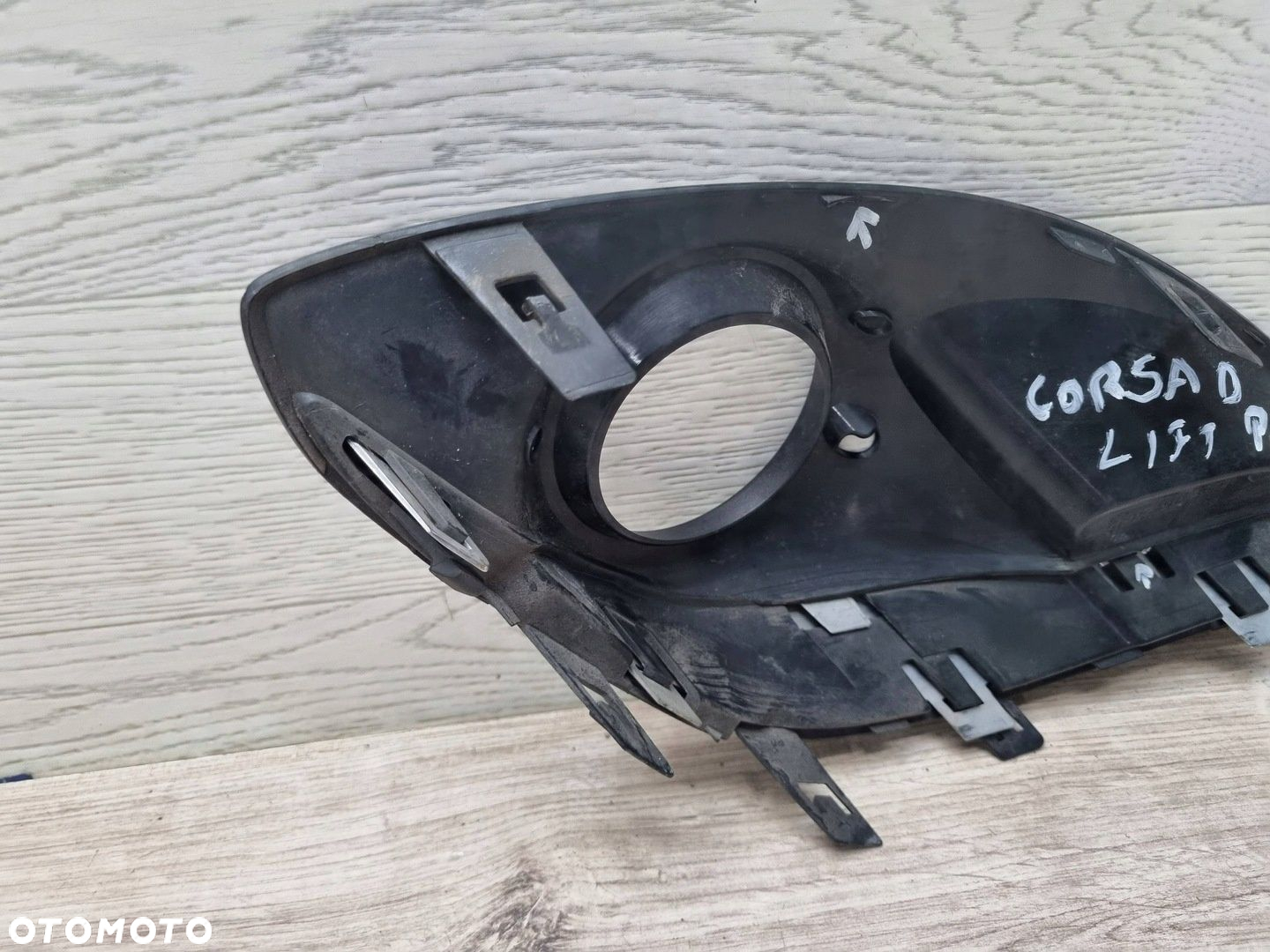 Opel Corsa D 2012 Przód strona prawa Krata halogenu - 6