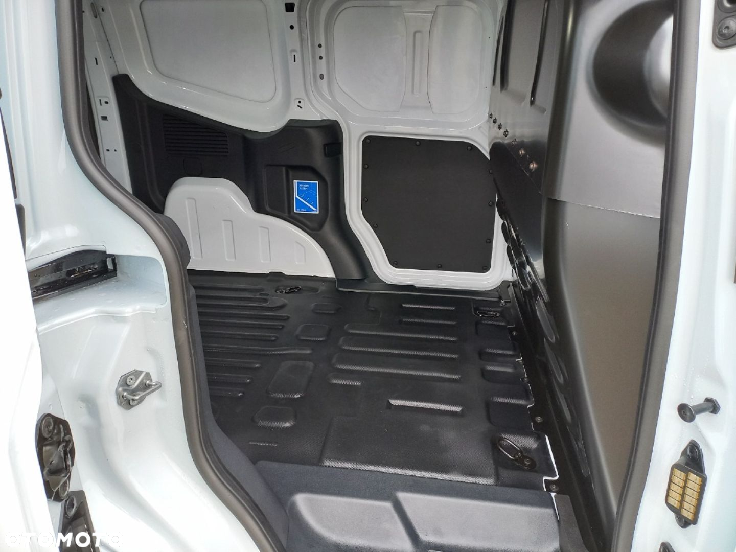 Ford Transit Courier - 10