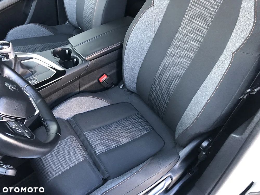 Peugeot 3008 1.2 PureTech Allure S&S - 28