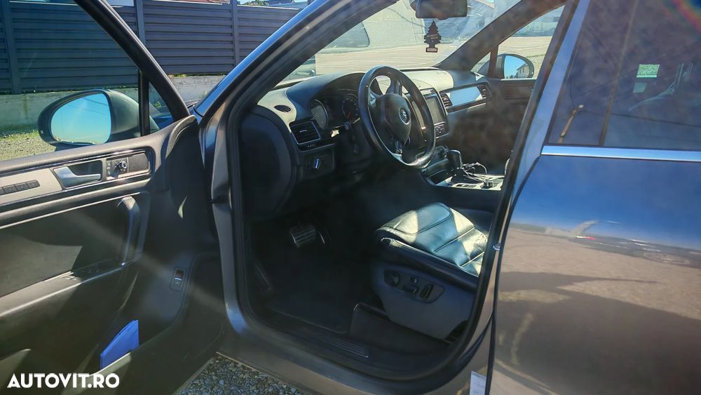 Volkswagen Touareg - 1