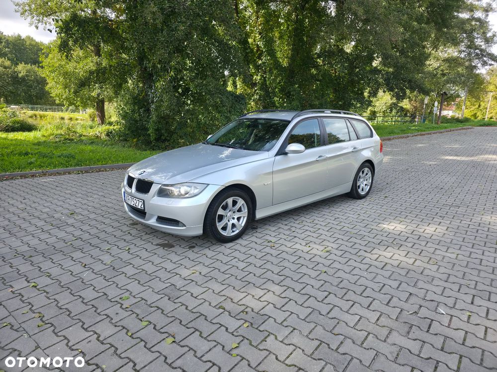 BMW Seria 3 318i Touring - 1