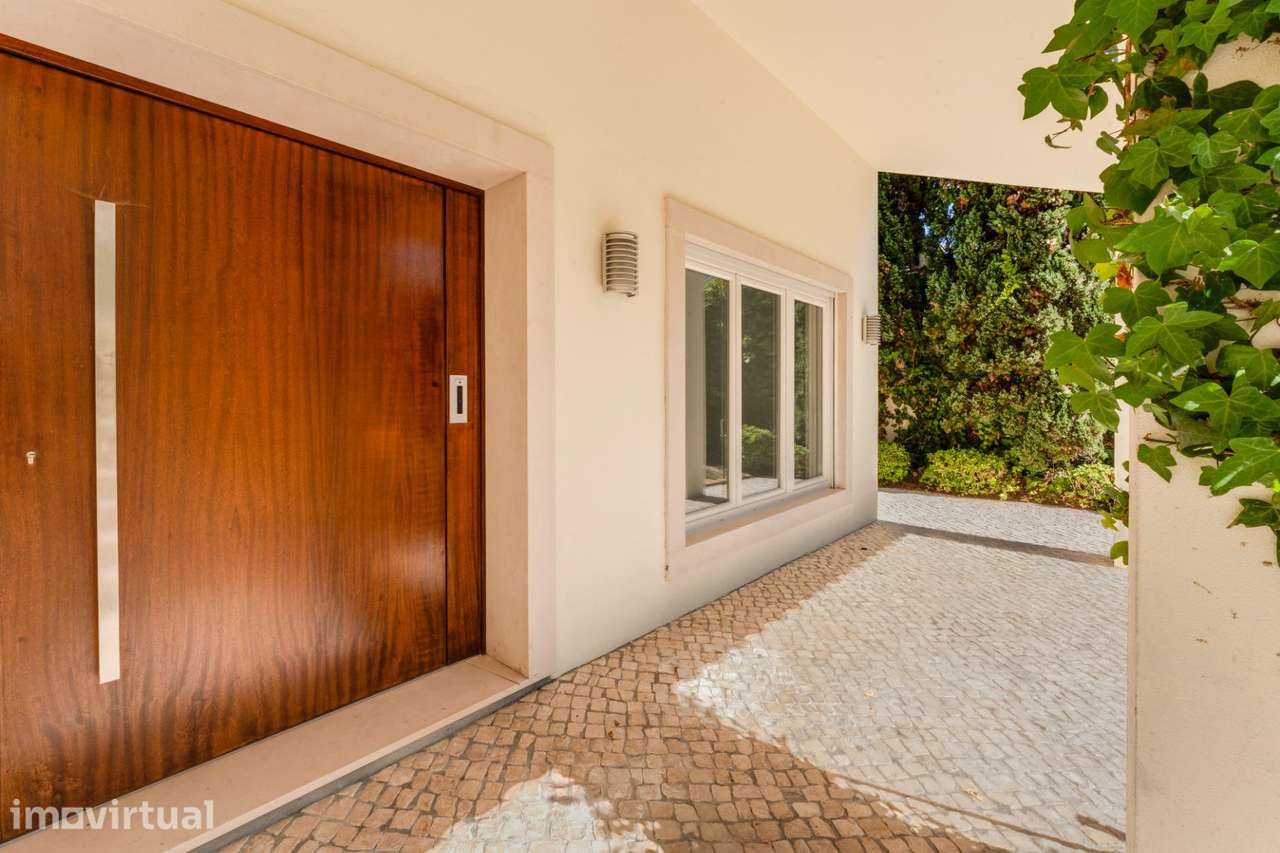 Moradia T4 Renovada em Condomínio Fechado com Piscina | Queijas - Grande imagem: 3/60