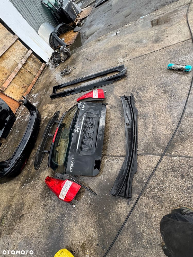 Hyundai i30 kombi kolor 9F czarny czarne   Drzwi tylne tył prawe lewe -500zl szt  Progi lift -150 sztuka   Lampy tył tylnie prawa lewa 150szt   Belka tył tylnia kombi 150sztuka   Zderzak tył tylni lift 450   Klapa bagażnika klapa tył 800zl   Podszybie 100zl   Posiadam wiele części do tego modelu  Szybka wysyłka - 2