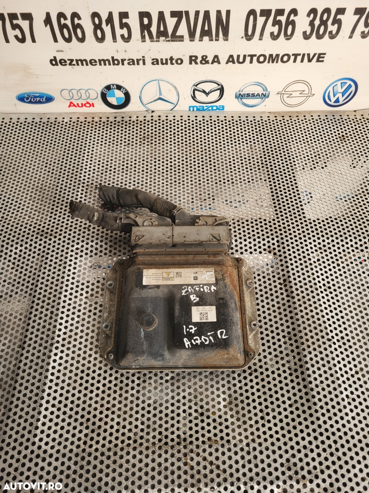 Calculator Motor ECU Opel Zafira B Denso Euro 5  Motor A17DTR Cod 55595618 Dezmembrez Opel Zafira B 1.7 Cdti Euro 5 Motor A17DTR Cutie M32 - 2
