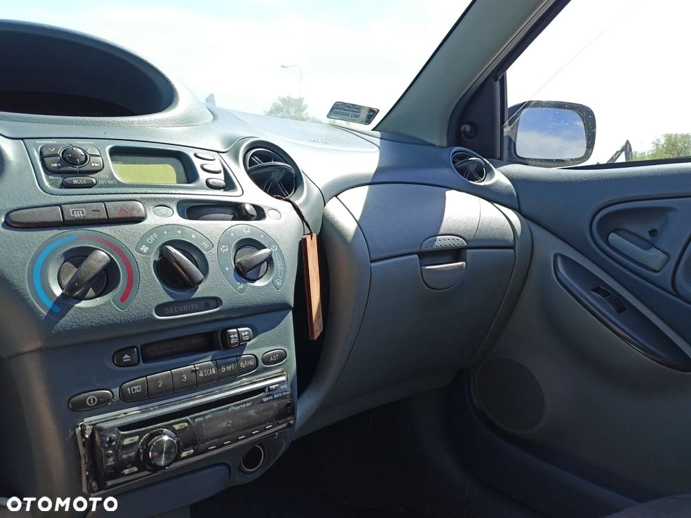 Toyota Yaris - 10