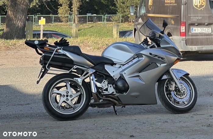 Honda VFR - 3