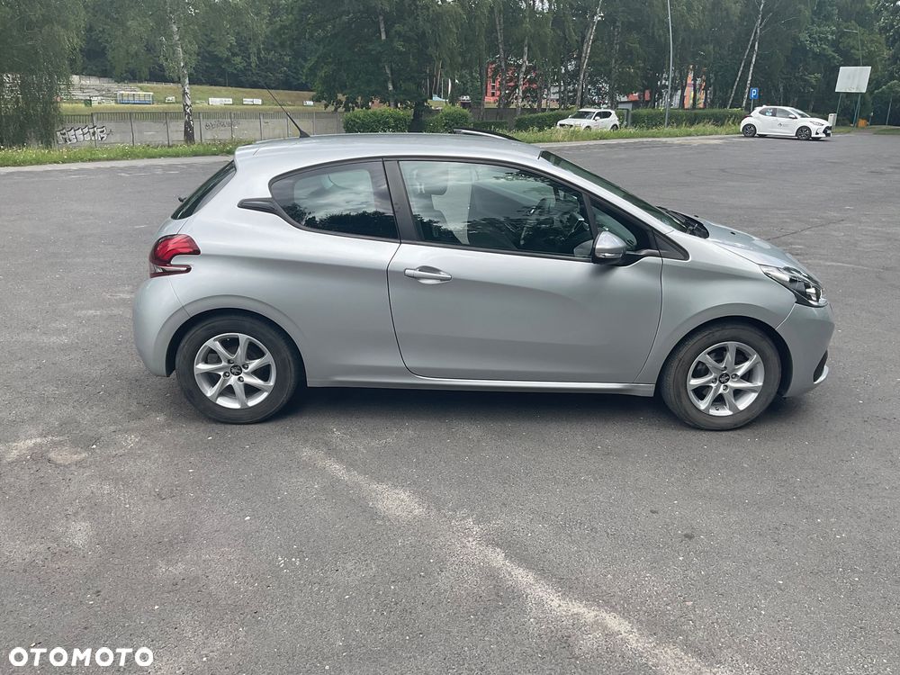 Peugeot 208 - 8