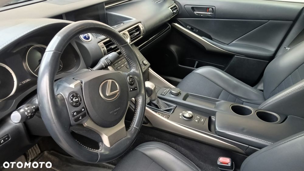 Lexus IS 300h Elite - 12