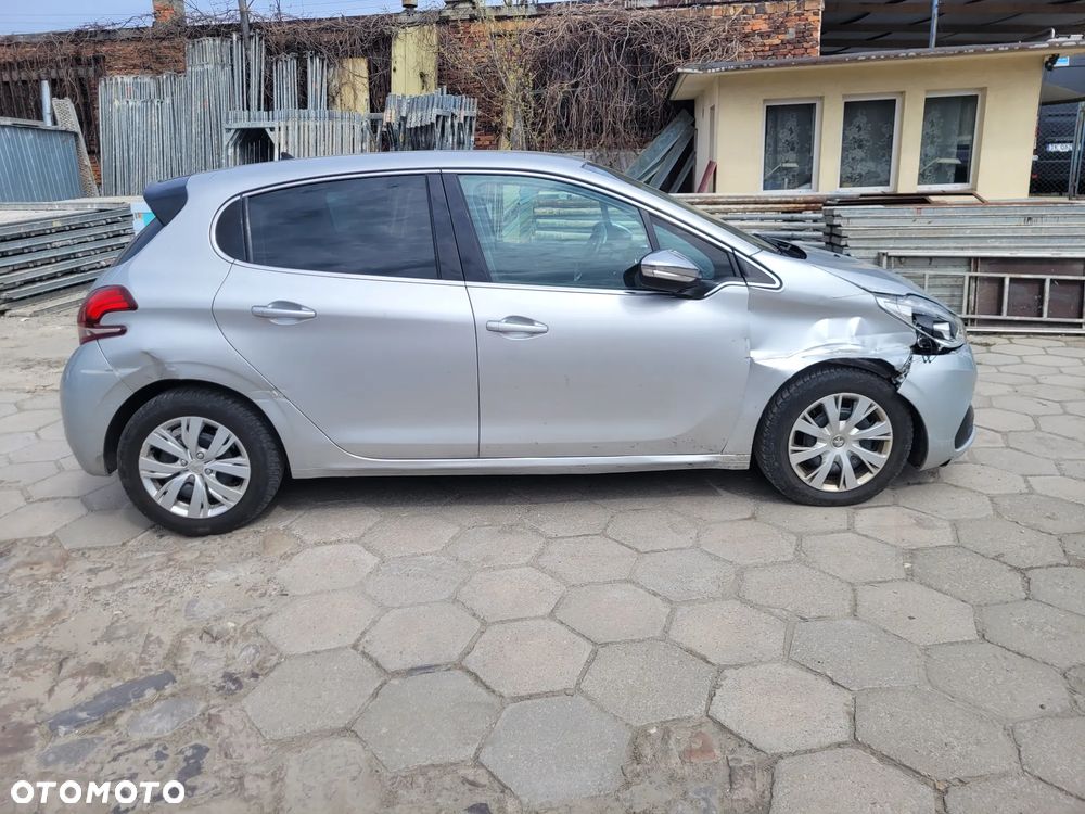 Peugeot 208 - 11
