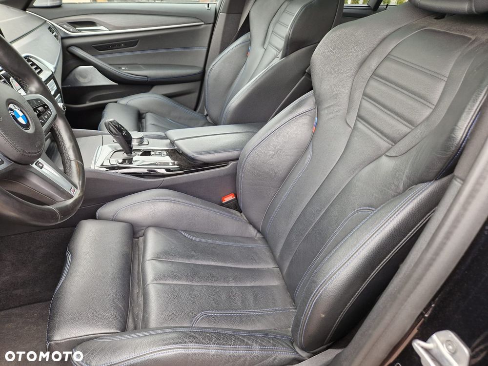 BMW Seria 5 M550i xDrive sport - 14