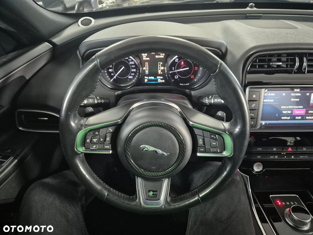 Jaguar XE 2.0 D R-Sport - 21