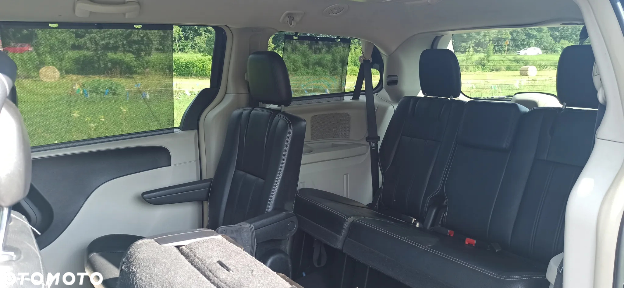 Chrysler Town & Country - 16