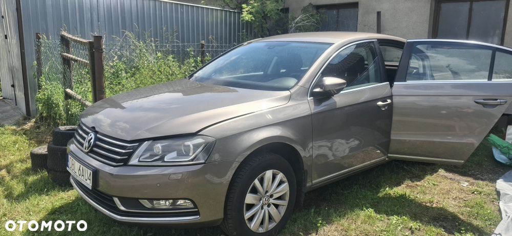 Volkswagen Passat - 1