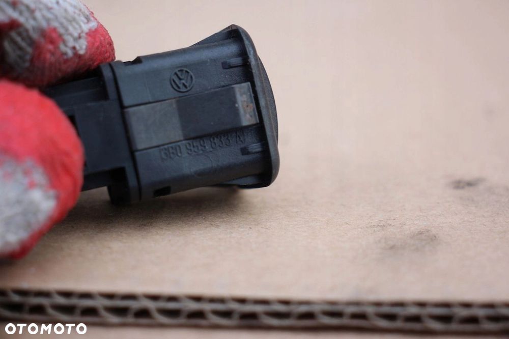 Przełącznik otwierania klapki paliwa VW SEAT SKODA 3B0959833A - 3