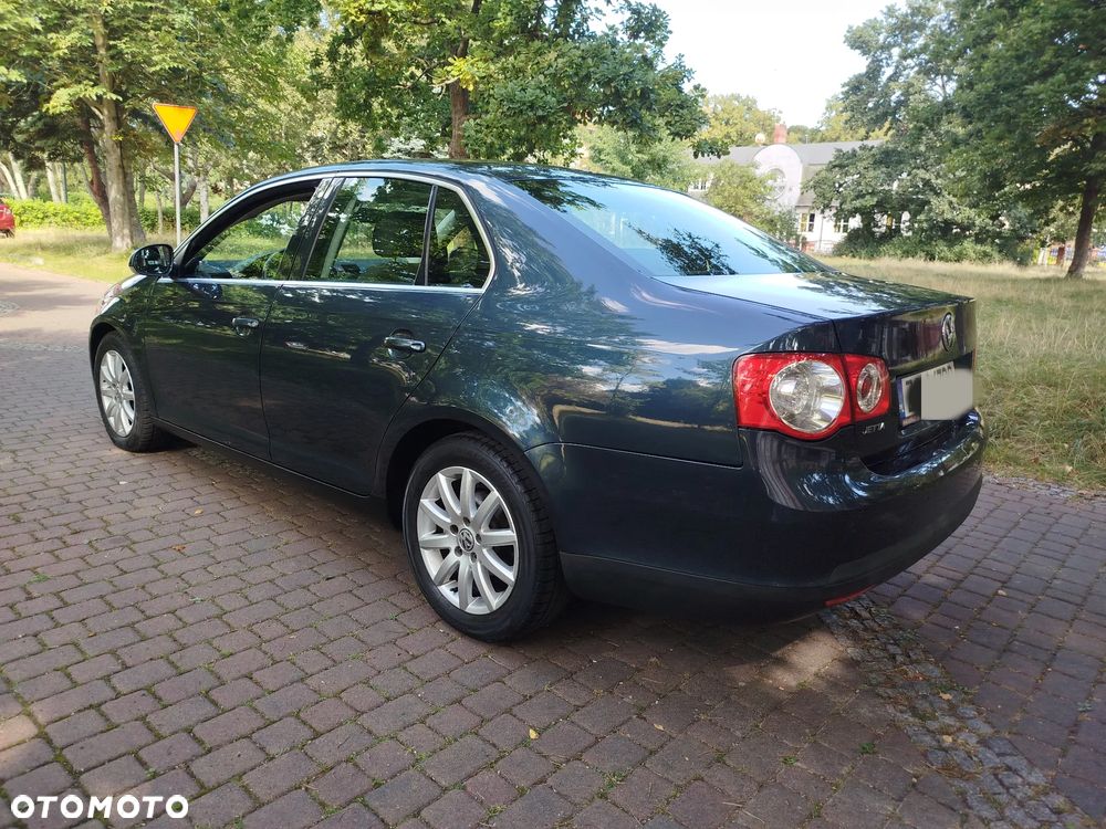 Volkswagen Jetta - 4