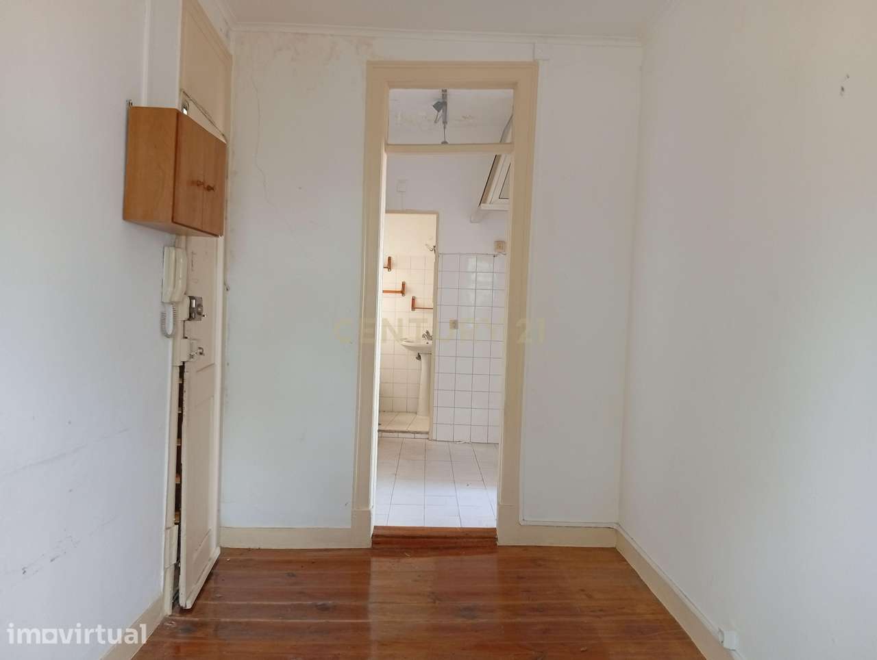 Apartamento para remodelação total situado na zona oriental (a 10m a p - Grande imagem: 4/17