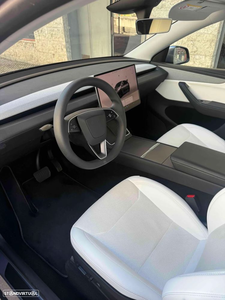 Tesla Model Y - 17