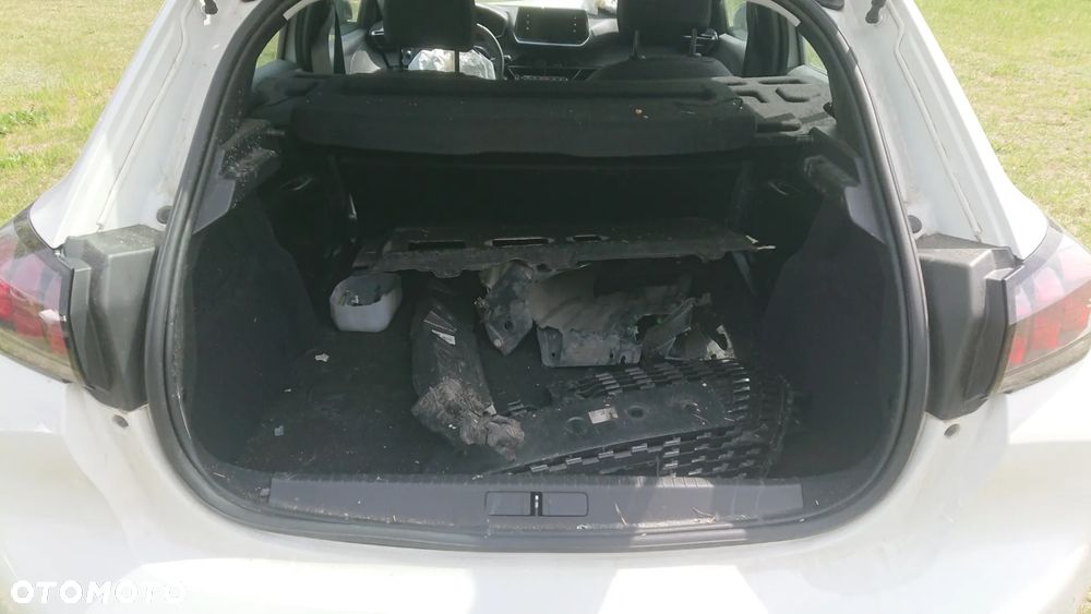 Peugeot 208 - 23