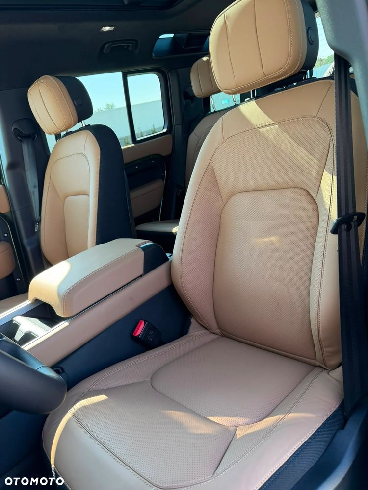 Land Rover Defender - 26
