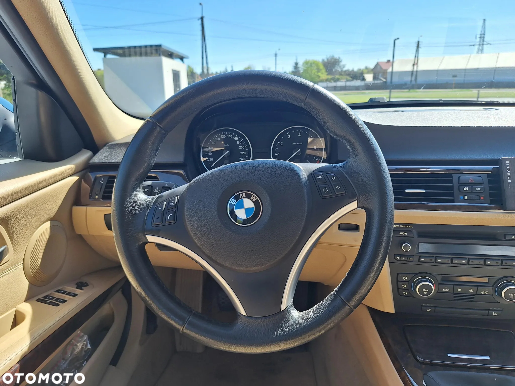 BMW Seria 3 330i Touring - 23