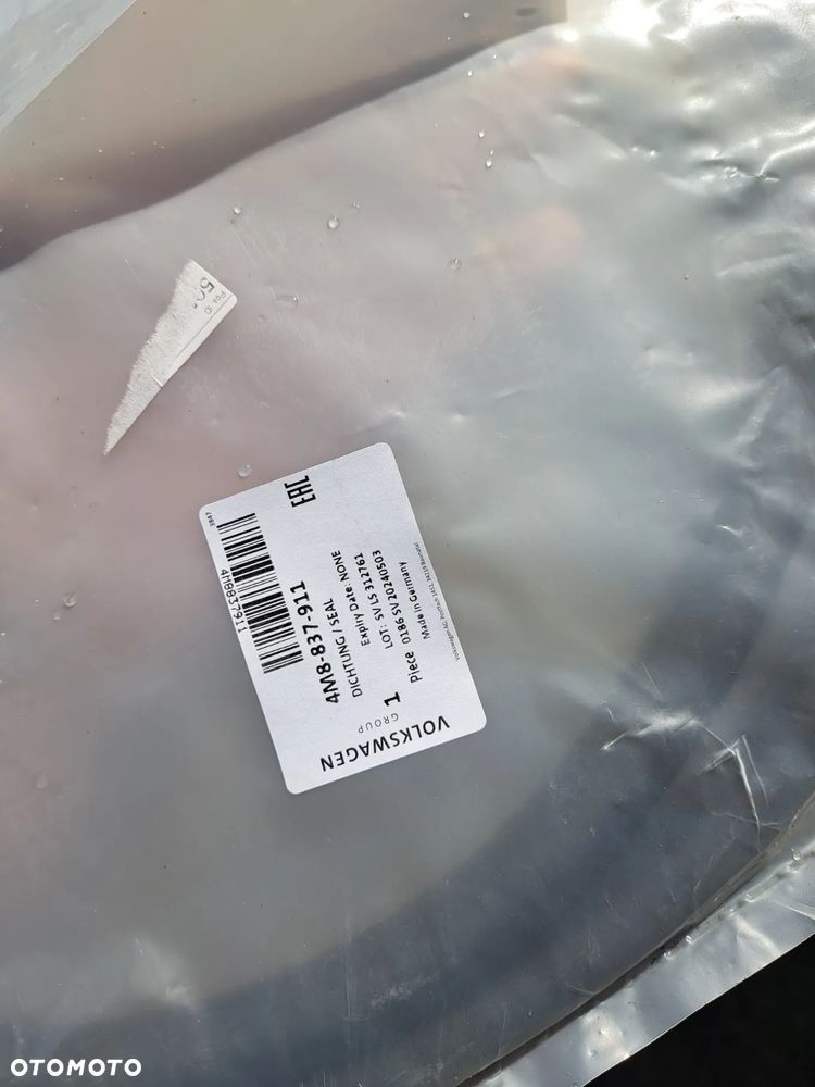 uszczelka drzwi przód przednich zewnętrzna Audi Q8 SQ8 RSQ8 4M8837911 - 2