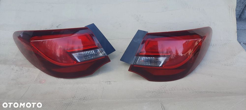 OPEL ASTRA J SEDAN LAMPA TYLNIA PRAWA  25870154 25870153 - 1