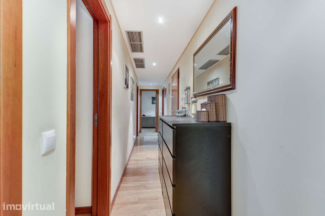 APARTAMENTO T3 | SUÍTE | DUAS VARANDAS | BOX PARA 4 CARROS | CAMARATE - Grande imagem: 3/28