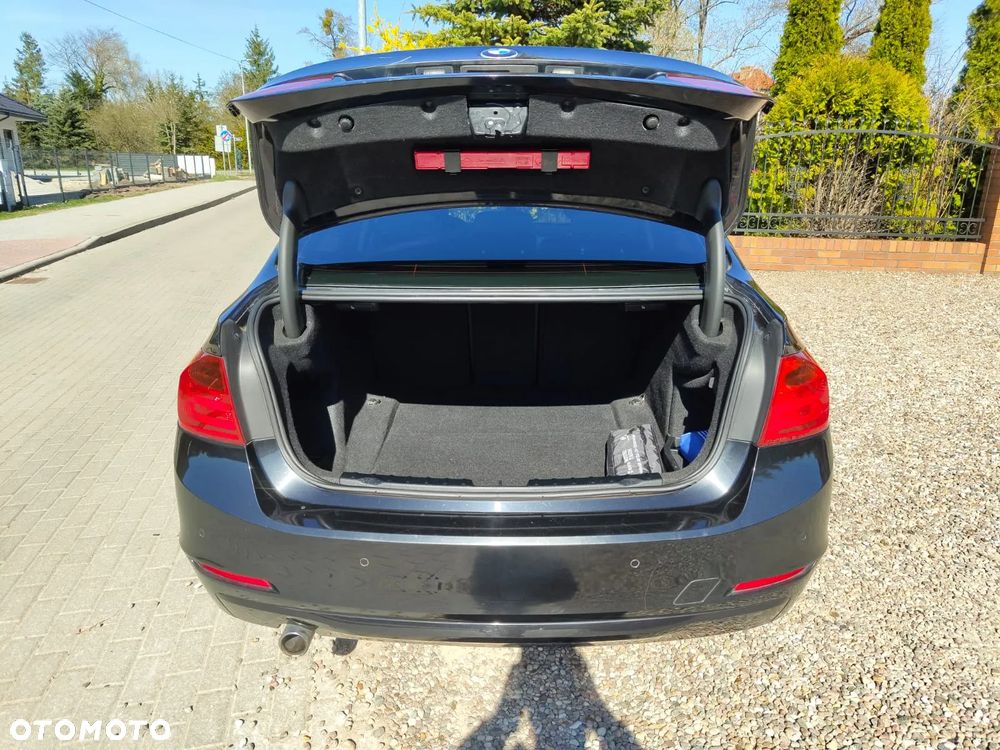 BMW Seria 3 318d Sport Line - 23