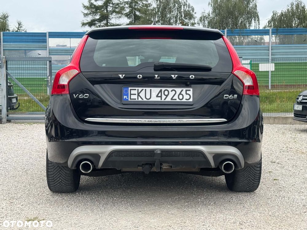 Volvo V60 D6 AWD Plug-in Hybrid R-Design Momentum - 13
