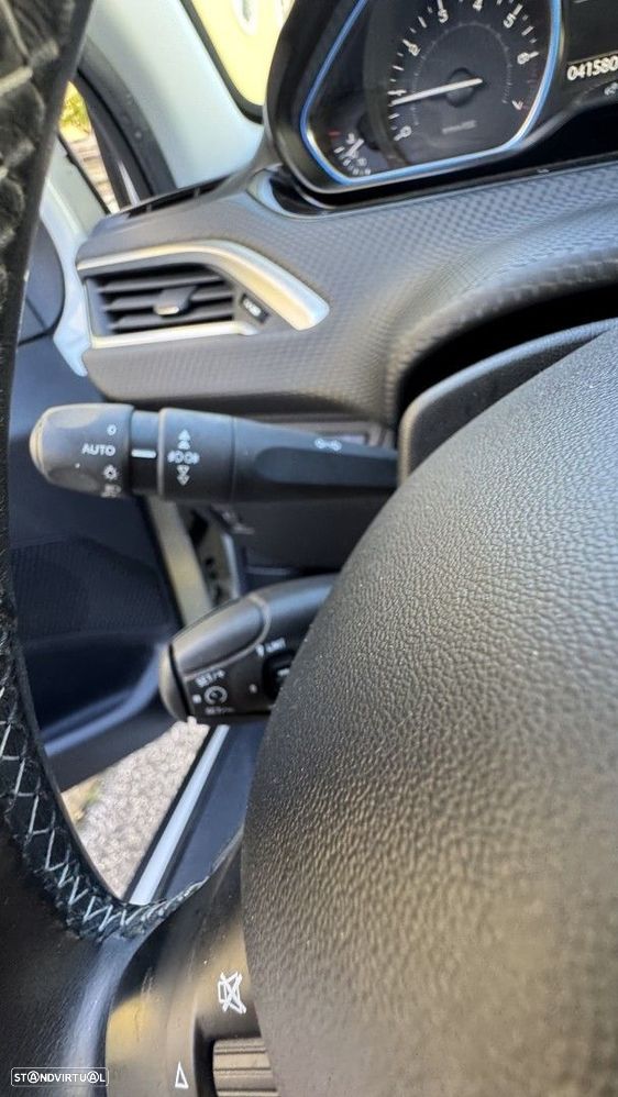 Peugeot 2008 1.2 PureTech Allure EAT6 - 17