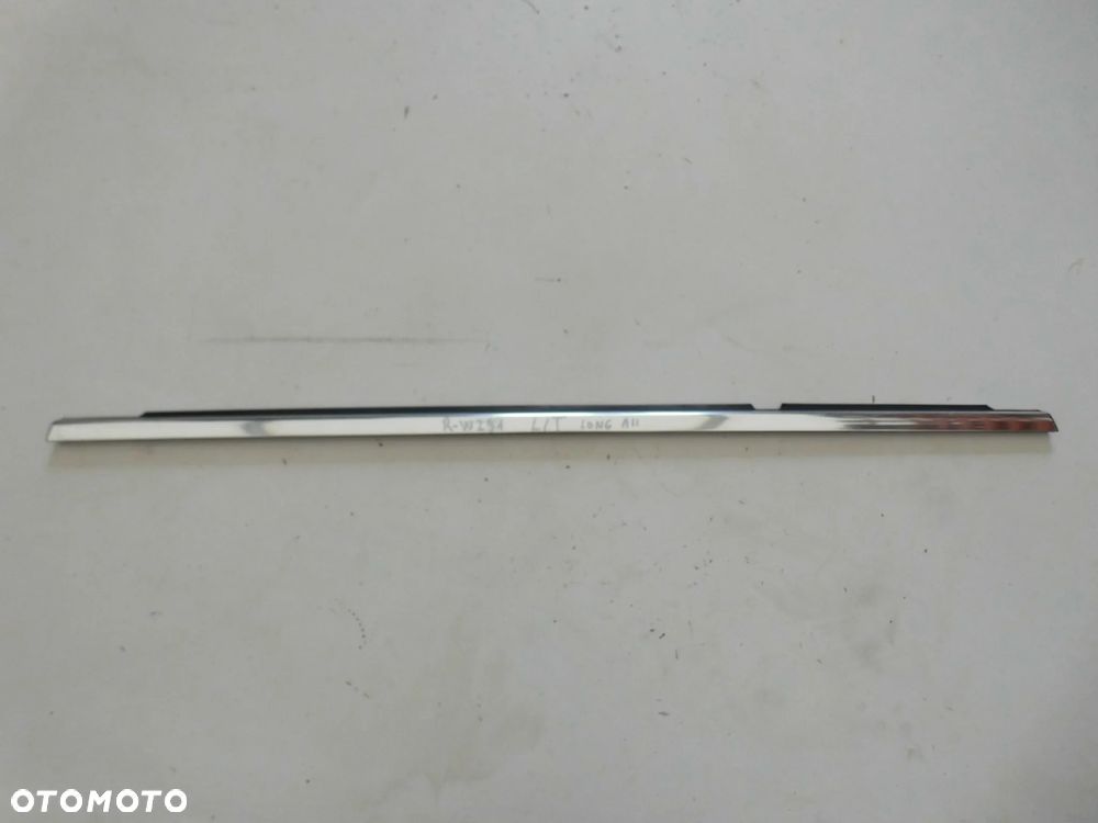 LISTWA ZGARNIAJĄCA SZYBY DRZWI MERCEDES R W251 LONG LEWA TYLNA CHROM