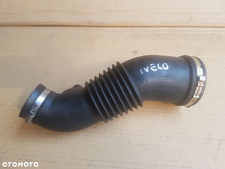 Iveco Daily 4 06-11  rura kolanko dolotu powietrza trójnik silnika 2.3 - 2
