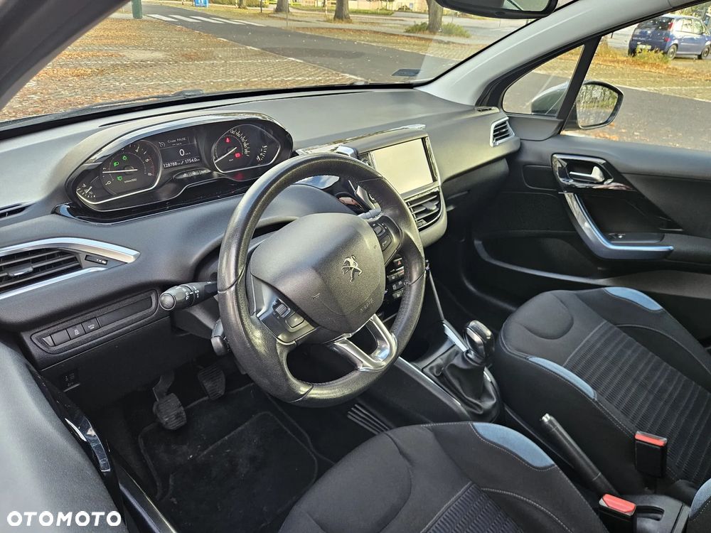 Peugeot 208 - 8