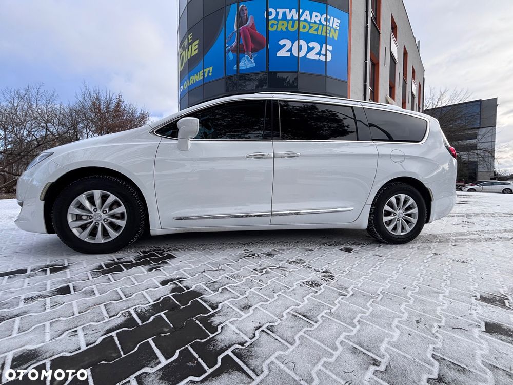 Chrysler Pacifica - 2