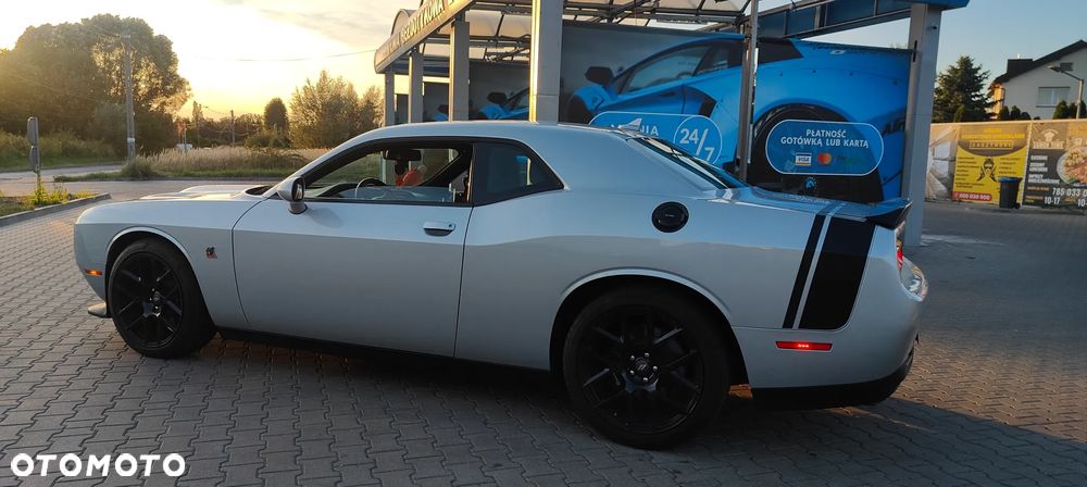 Dodge Challenger - 8