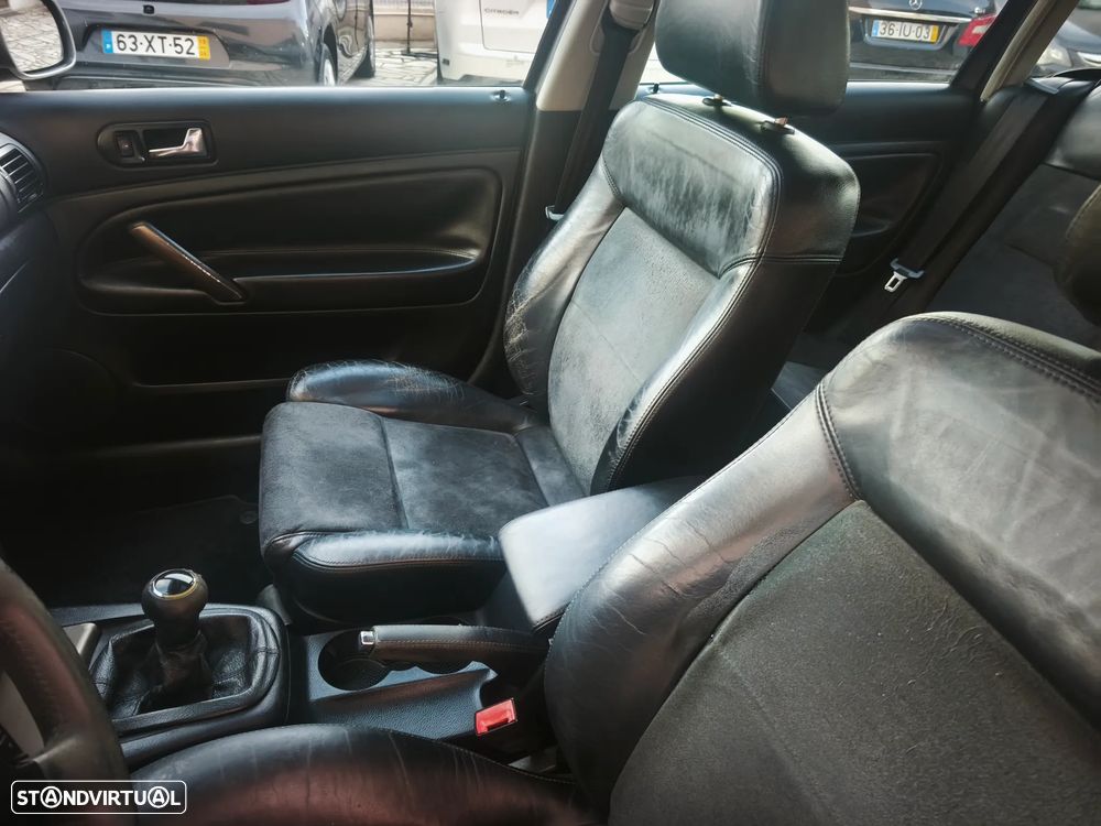 VW Passat 1.9 TDi Highline - 24