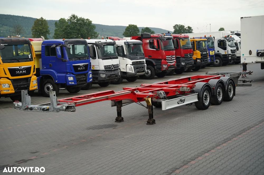 Fliegl / SEMIREMORCĂ CONTAINER / PENTRU TOATE CONTAINERELE / UNIVERSAL / EXTENSIBILĂ FAȚĂ ȘI SPATE / AXĂ RIDICABILĂ / AXE SAF / - 1