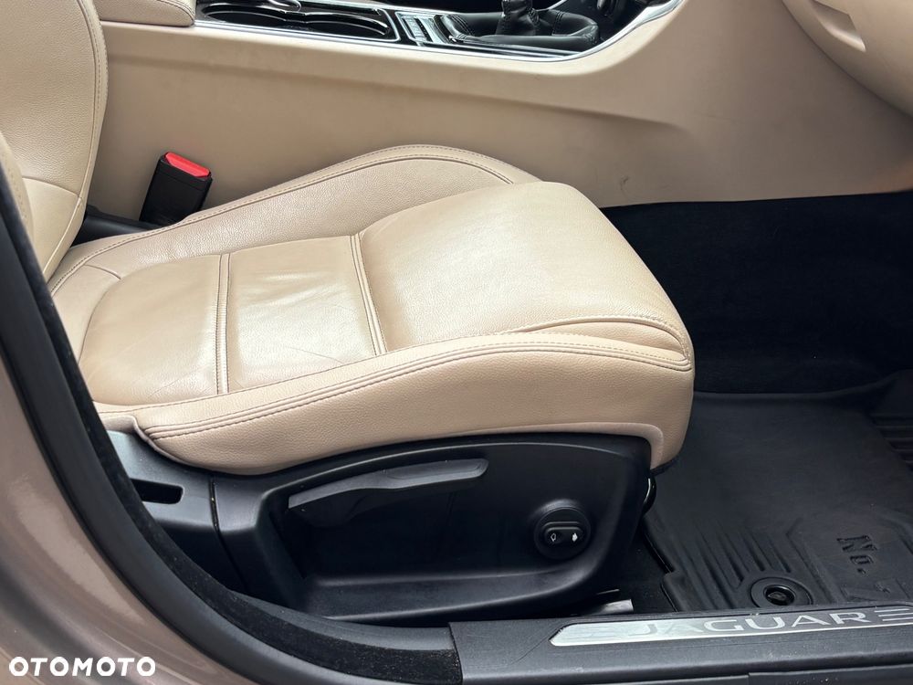 Jaguar XE 2.0 D Prestige - 19