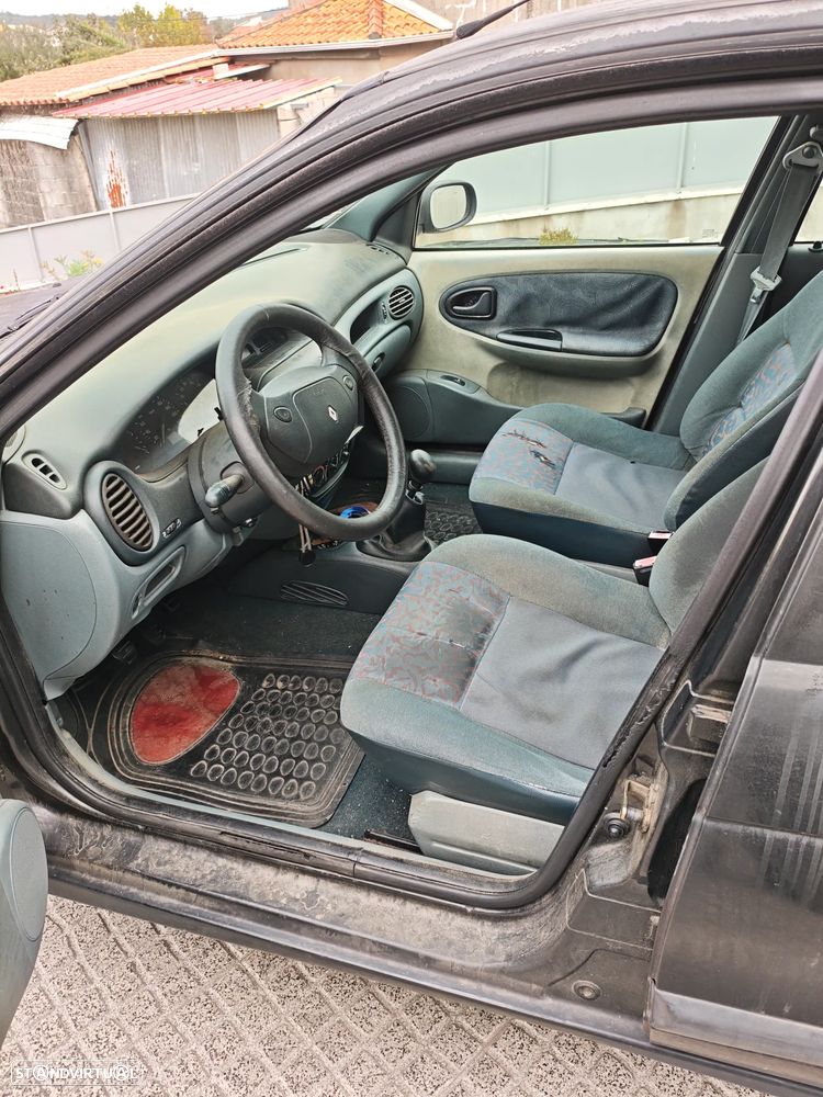 Renault Mégane 1.9 TD RT - 6